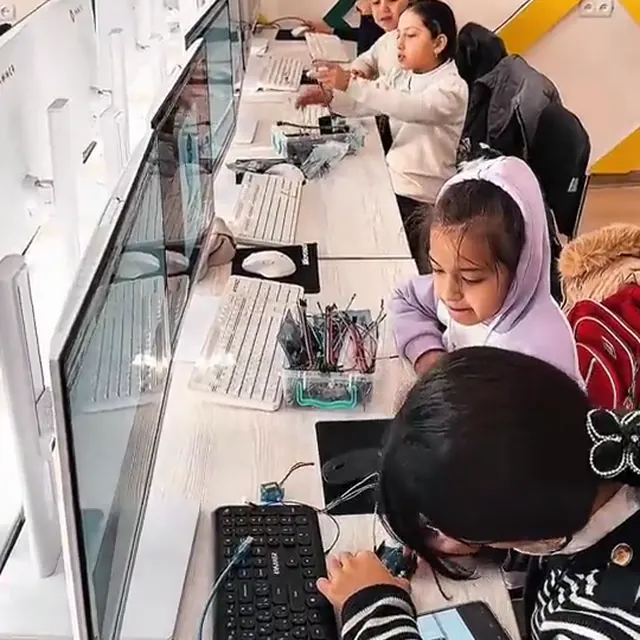 Robotics lesson: students work with computers and electronic circuits (video)